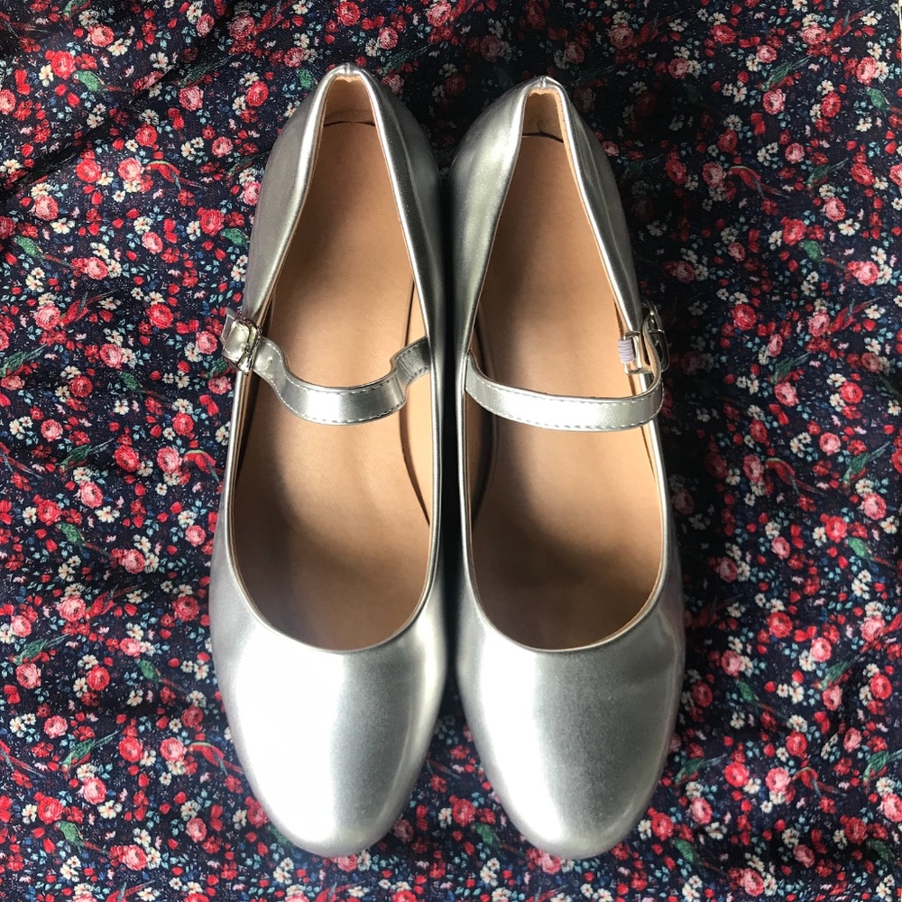 Silver MaryJane, Vegan Leather, New. Size 39.